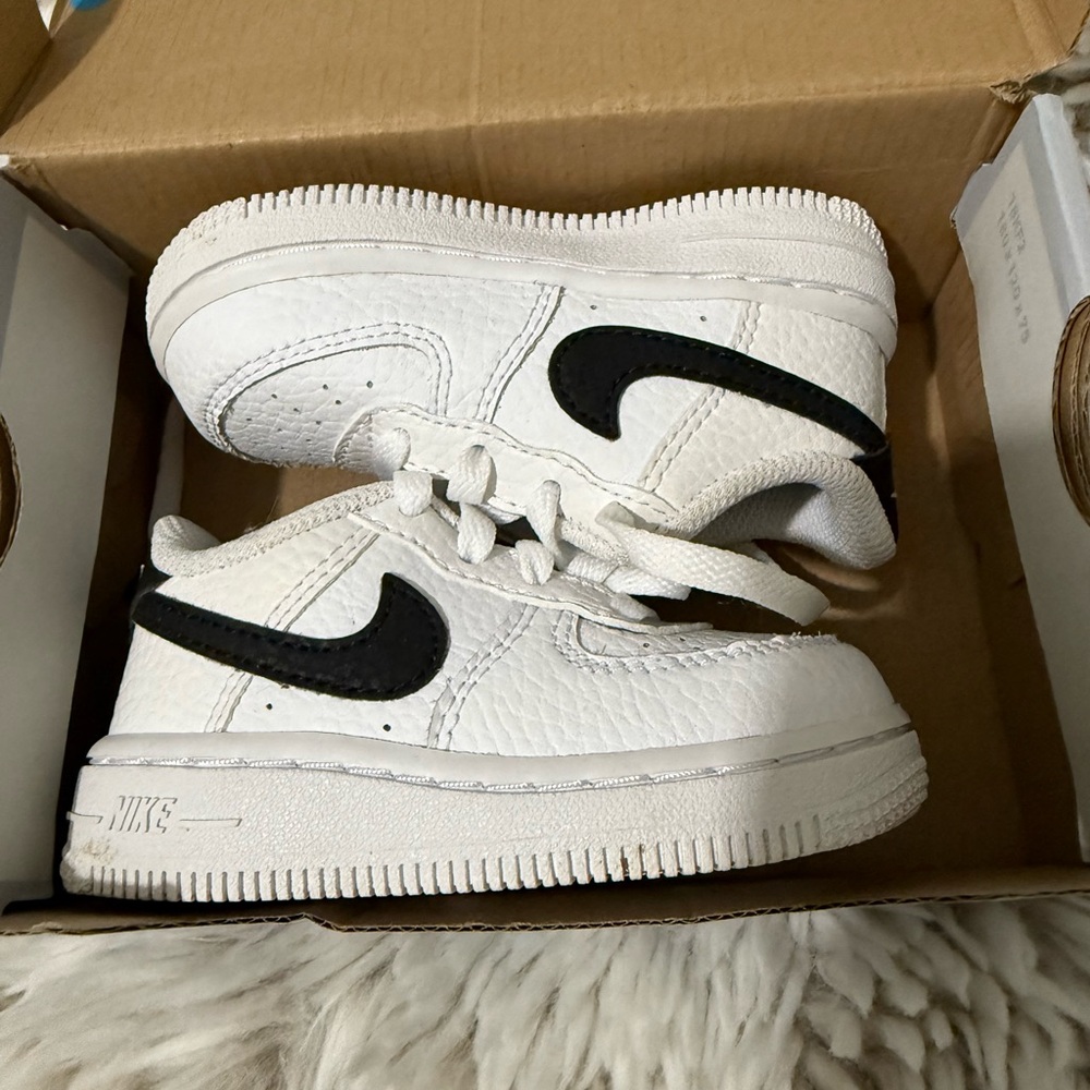 Nike Air Force 1 
Size 5C

Bought for my son but maybe only worn once. Like New.